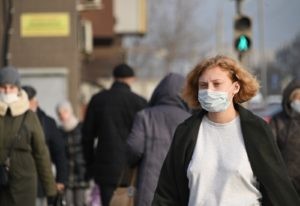 Прохожие в защитных масках на улице в Омске. Алексей Мальгавко / РИА Новости