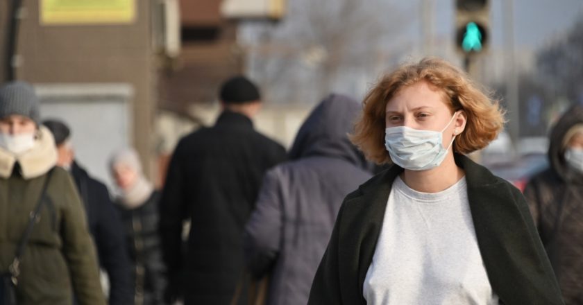 Прохожие в защитных масках на улице в Омске. Алексей Мальгавко / РИА Новости