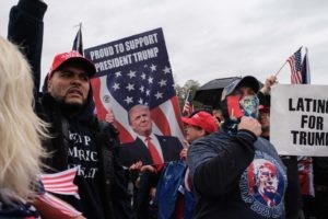 Участники автопробега в поддержку Дональда Трампа собрались на стоянке Palisades Center в пригороде Нью-Йорка. Юки Ивамура / РИА Новости