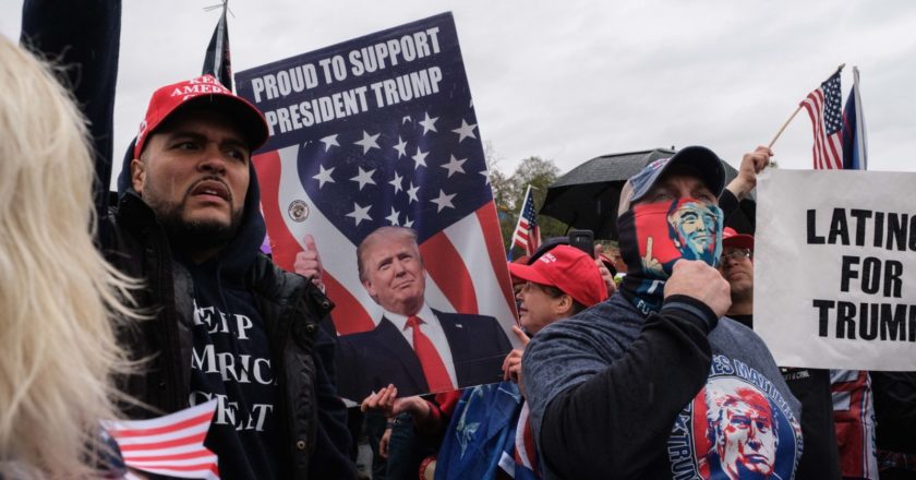 Участники автопробега в поддержку Дональда Трампа собрались на стоянке Palisades Center в пригороде Нью-Йорка. Юки Ивамура / РИА Новости