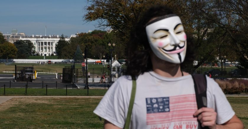 Участник во время проведения акции протеста в Вашингтоне. Юки Ивамура / РИА Новости