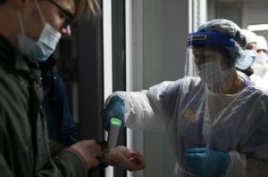 Измерение температуры людям в поликлинике. Алексей Мальгавко / РИА Новости