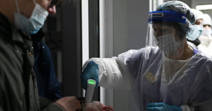 Измерение температуры людям в поликлинике. Алексей Мальгавко / РИА Новости