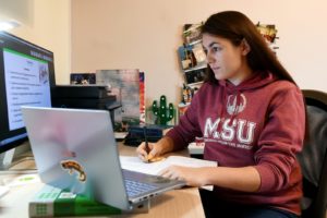 Студентка Московского государственного университета имени М. В. Ломоносова (МГУ) дома. Екатерина Чеснокова / РИА Новости