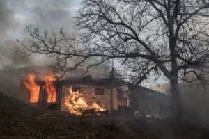 Горящий дом в поселке Карегах в Нагорном Карабахе. Согласно трехстороннему соглашению о прекращении огня в Нагорном Карабахе Лачинский район должен быть передан Азербайджану до 1 декабря 2020 года. Валерий Мельников / РИА Новости