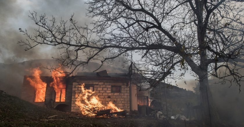 Горящий дом в поселке Карегах в Нагорном Карабахе. Согласно трехстороннему соглашению о прекращении огня в Нагорном Карабахе Лачинский район должен быть передан Азербайджану до 1 декабря 2020 года. Валерий Мельников / РИА Новости