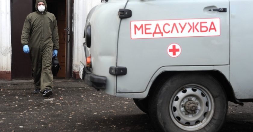 Врач-терапевт выездной бригады по оказанию медицинской помощи на дому пациентам с Covid-19 поликлиники №2 городской клинической больницы имени Архиепископа Луки города Тамбова во время вызова. Алексей Сухоруков / РИА Новости