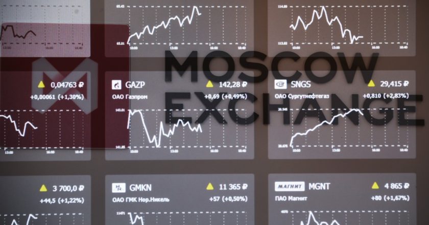 Котировки фондового рынка на экране в здании Московской биржи. Григорий Сысоев / РИА Новости