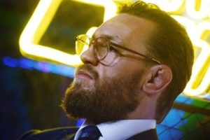Боец смешанных единоборств, бывший чемпион турнира UFC Конор Макгрегор на пресс-конференции. Владимир Астапкович / РИА Новости