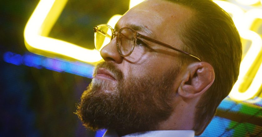 Боец смешанных единоборств, бывший чемпион турнира UFC Конор Макгрегор на пресс-конференции. Владимир Астапкович / РИА Новости