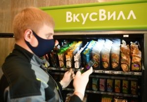 Сотрудник сетевого магазина продуктов питания "ВкусВилл". Евгений Биятов / РИА Новости