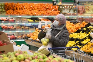Покупательница в гипермаркете "Лента" в период пандемии коронавируса в Новосибирске. Александр Кряжев / РИА Новости