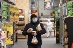 Покупатель в гипермаркете "Лента" в период пандемии. Александр Кряжев / РИА Новости