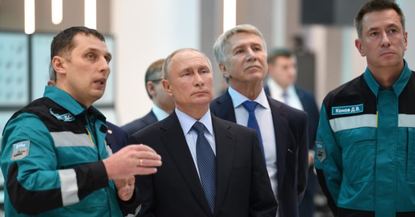 Президент РФ Владимир Путин во время посещения крупнейшего нефтехимического комплекса в Тобольске "ЗапСибНефтеХим", предприятия холдинга "Сибур". Справа налево - председатель правления ПАО "СИБУР Холдинг" Дмитрий Конов, председатель правления ПАО "НОВАТЭК" Леонид Михельсон. Алексей Никольский / РИА Новости