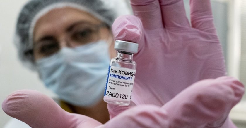 Медработник демонстрирует "компонент 1" вакцины от коронавируса "Спутник V" в прививочном пункте городской поликлиники No 191, головного учреждения амбулаторного центра ГБУЗ "ГП No 191 Департамента здравоохранения г. Москвы". Гам-КОВИД-Вак - торговая марка "Спутник V" - двухкомпонентная векторная вакцина против COVID-19. Илья Питалев / РИА Новости