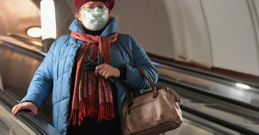 Женщина в защитной маске на эскалаторе в московском метрополитене. Сергей Гунеев / РИА Новости