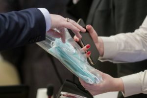 Раздача одноразовых масок на пленарном заседании Государственной Думы РФ. Пресс-служба Государственной Думы РФ