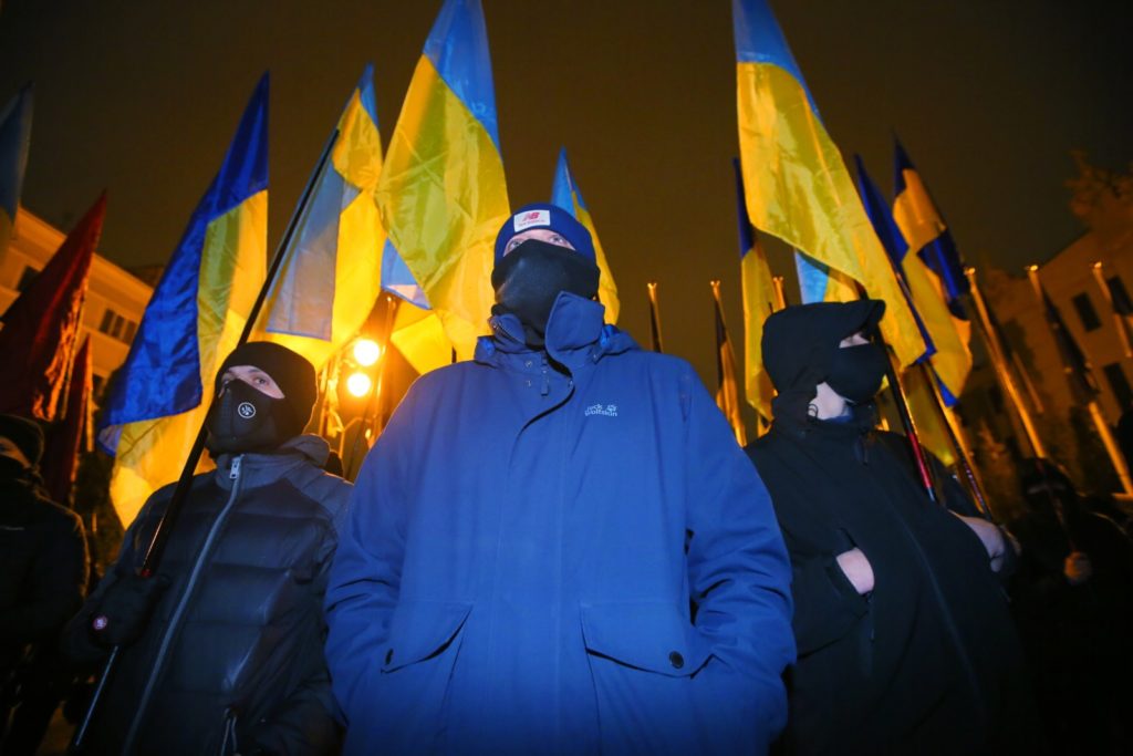 Участники митинга против коррупции в Киеве у здания Администрации президента. Протестующие недовольны коррупцией в стране и отсутствием реакции президента на это. Стрингер / РИА Новости