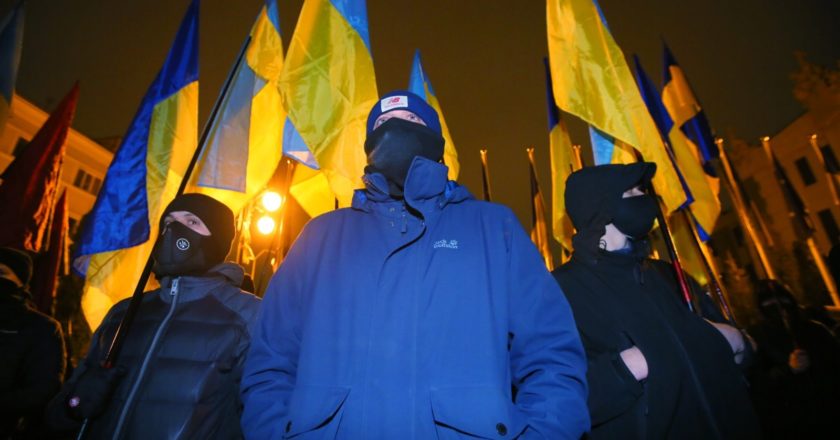Участники митинга против коррупции в Киеве у здания Администрации президента. Протестующие недовольны коррупцией в стране и отсутствием реакции президента на это. Стрингер / РИА Новости