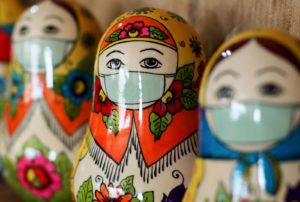 "Пандемийная" матрёшка. В Нижегородской области, в Семёнове, художница Тамара Корьева делает "пандемийные" матрёшки. Первую матрёшку с маской на лице и узорами на платке в виде коронавируса Тамара нарисовала для знакомой, которая работает врачом. Затем начали поступать заказы, в том числе из Японии, Турции, Бельгии и США. Анастасия Макарычева / РИА Новости