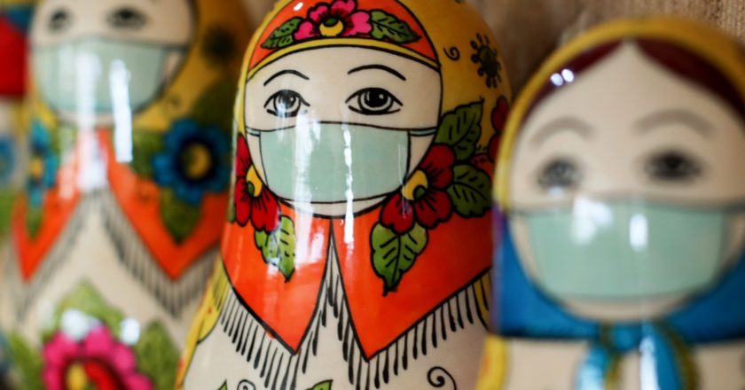 "Пандемийная" матрёшка. В Нижегородской области, в Семёнове, художница Тамара Корьева делает "пандемийные" матрёшки. Первую матрёшку с маской на лице и узорами на платке в виде коронавируса Тамара нарисовала для знакомой, которая работает врачом. Затем начали поступать заказы, в том числе из Японии, Турции, Бельгии и США. Анастасия Макарычева / РИА Новости