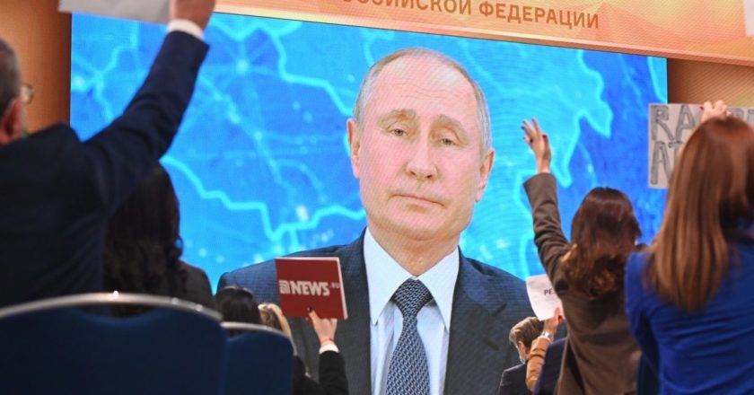 Президент России Владимир Путин в режиме видеоконференции участвует в ежегодной пресс-конференции в Центре международной торговли на Красной Пресне. Григорий Сысоев / РИА Новости