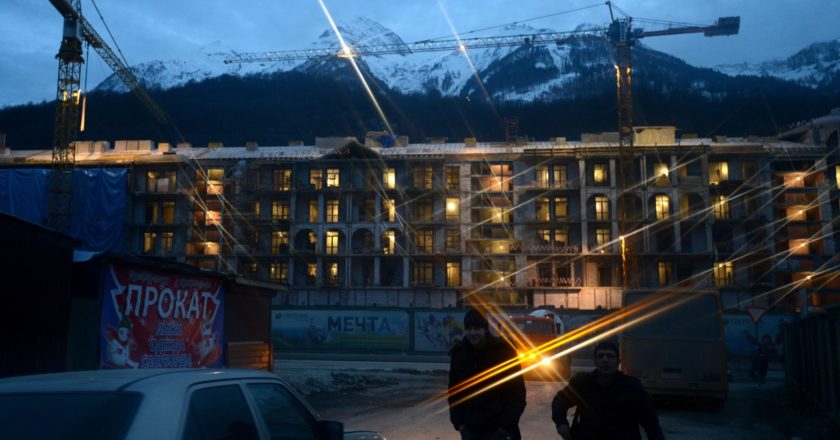 Рабочие на территории строительства горнолыжного курорта "Горки Город" в Красной Поляне. Константин Чалабов / РИА Новости