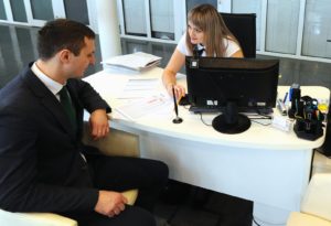 Сотрудница рассказывает клиенту об условиях получения кредита. Алексей Сухоруков / РИА Новости