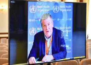 Исполнительный директор Программы ВОЗ по чрезвычайным ситуациям в области здравоохранения Майкл Райан (на экране) выступает на пленарном заседании в рамках консультации глав служб государств - членов ШОС, отвечающих за обеспечение санитарно-эпидемиологического благополучия. Участники проводят заседание в режиме видеоконференции. Евгений Биятов / Фотохост-агентство sco-russia2020.ru