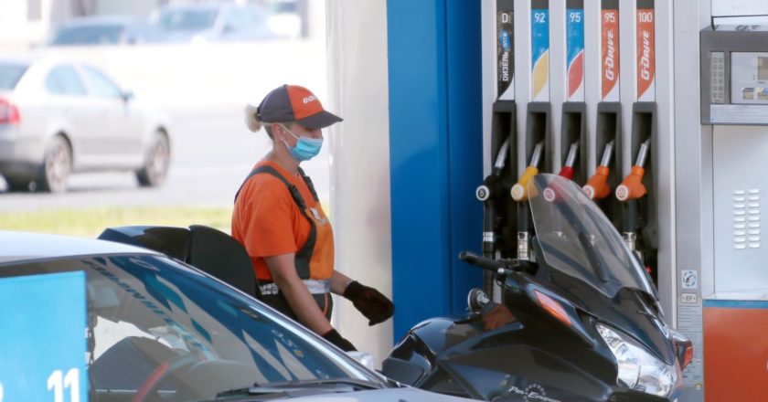 Сотрудница на одной из автозаправочных станций "Газпромнефть" в Москве. Виталий Белоусов / РИА Новости