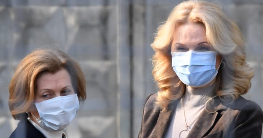 Заместитель председателя правительства РФ Татьяна Голикова (справа) и руководитель Федеральной службы по надзору в сфере защиты прав потребителей, главный государственный санитарный врач Российской Федерации Анна Попова. Кирилл Каллиников / РИА Новости
