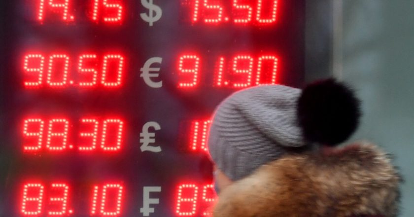 Электронное табло с курсами валют на одной из улиц в Москве. Михаил Воскресенский / РИА Новости