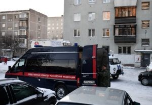 Автомобиль Следственного комитета РФ во дворе жилого дома. Павел Лисицын / РИА Новости