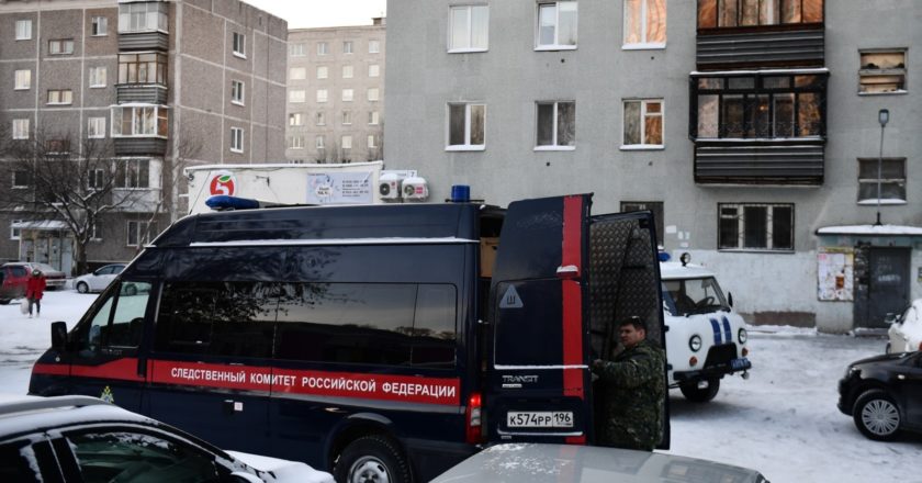 Автомобиль Следственного комитета РФ во дворе жилого дома. Павел Лисицын / РИА Новости