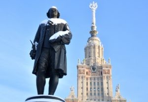 Заснеженный памятник М. В. Ломоносову перед главным зданием Московского государственного университета (МГУ) на Воробьевых горах в Москве. Евгений Биятов / РИА Новости