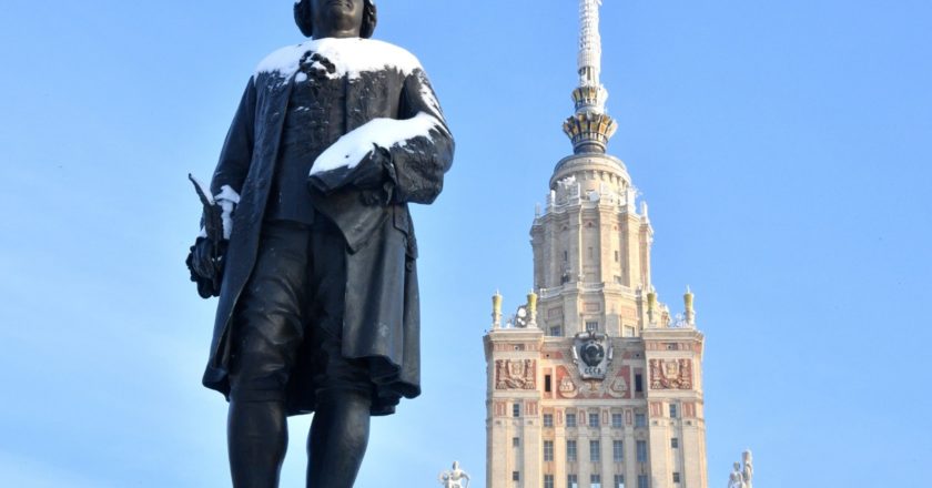Заснеженный памятник М. В. Ломоносову перед главным зданием Московского государственного университета (МГУ) на Воробьевых горах в Москве. Евгений Биятов / РИА Новости