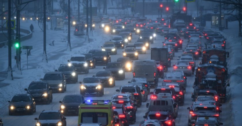 Автомобили на дороге в Москве. Максим Блинов / РИА Новости