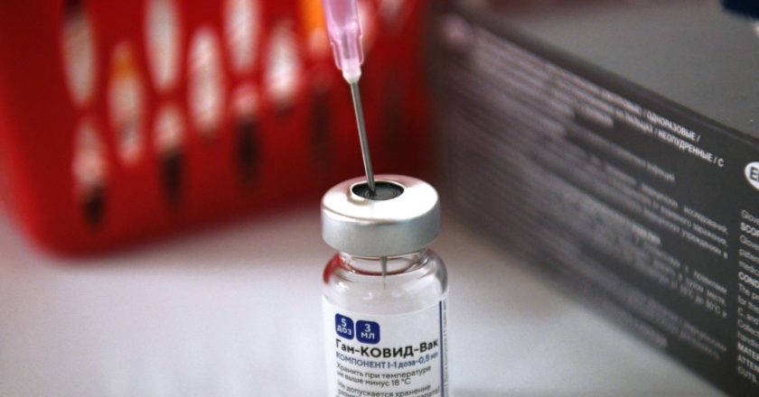 Вакцина "Спутник-V" в пункте вакцинации на территории фудмолла "Депо.Москва". Евгений Биятов / РИА Новости