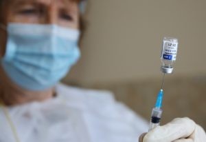 Медицинский сотрудник набирает в шприц вакцину от коронавируса "Спутник-V" ("Гам-КОВИД-Вак"). Виталий Тимкив / РИА Новости