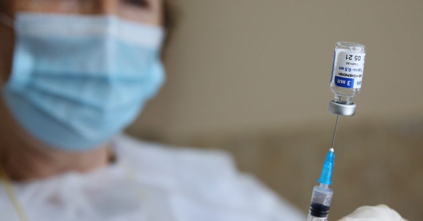 Медицинский сотрудник набирает в шприц вакцину от коронавируса "Спутник-V" ("Гам-КОВИД-Вак"). Виталий Тимкив / РИА Новости