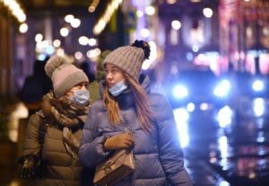 Девушки возле ЦУМа в Москве. Евгений Биятов / РИА Новости