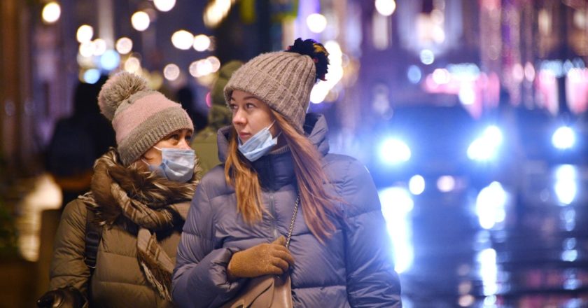 Девушки возле ЦУМа в Москве. Евгений Биятов / РИА Новости