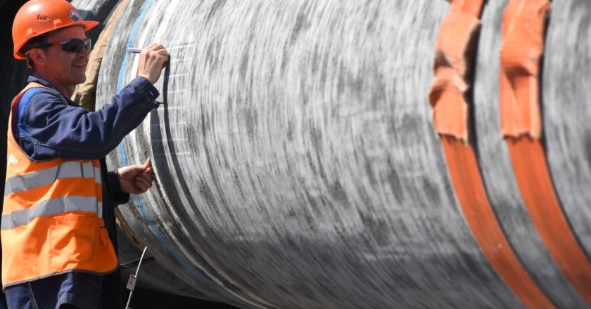 Рабочий на участке строительства газопровода "Северный поток-2" в Ленинградской области. Илья Питалев / РИА Новости