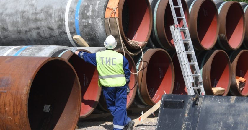 Рабочий на участке строительства газопровода "Северный поток-2" в Ленинградской области. Илья Питалев / РИА Новости