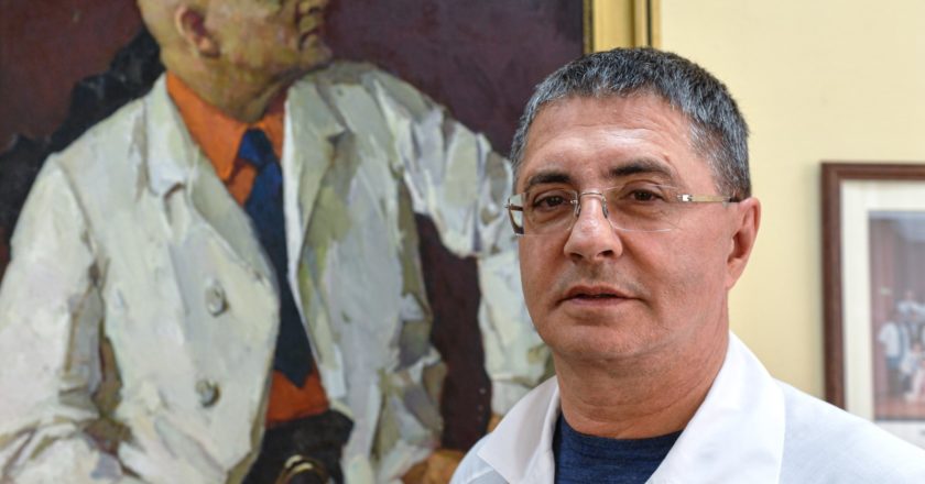Главный врач городской клинической больницы №71 имени М. Е. Жадкевича, заслуженный врач города Москвы, заместитель председателя Общественного совета при министерстве здравоохранения РФ, член Общественной палаты города Москвы, телеведущий, автор книг о здоровье Александр Леонидович Мясников. Во время пандемии COVID-19 А. Мясников назначен руководителем информационного центра по мониторингу ситуации с коронавирусом. Владимир Песня / РИА Новости