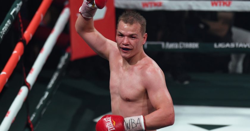 Фёдор Чудинов (Россия) радуется победе в поединке за титул чемпиона WBA Gold в среднем весе против Умара Садика (Великобритания) в Химках. Григорий Сысоев / РИА Новости