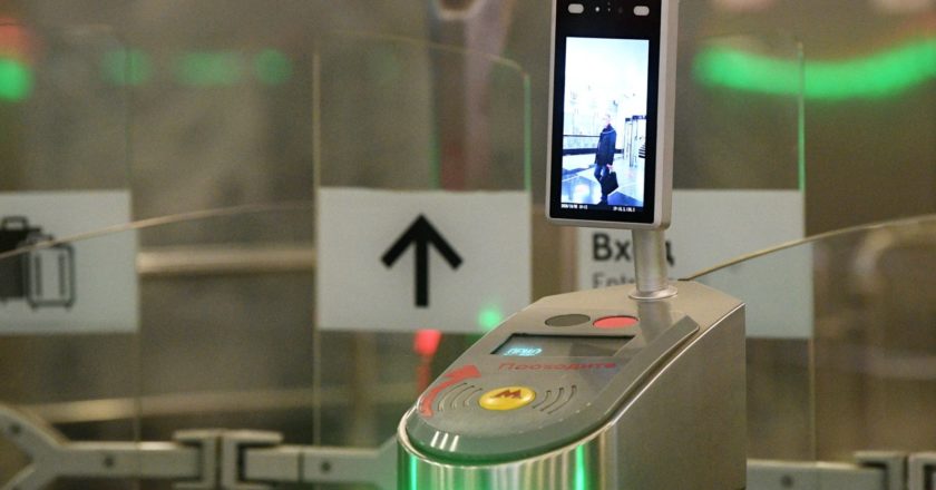 Турникет с установленным дистанционным тепловизором на станции метро "Спартак" в Москве.