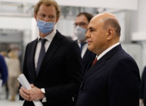 Председатель правительства РФ Михаил Мишустин во время посещения нового Федерального центра обработки данных ФНС России. Слева - руководитель Федеральной налоговой службы РФ Даниил Егоров. Дмитрий Астахов / РИА Новости