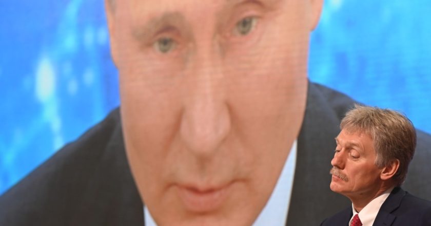 Президент России Владимир Путин в режиме видеоконференции участвует в ежегодной пресс-конференции в Центре международной торговли на Красной Пресне. На первом плане: заместитель руководителя администрации президента, пресс-секретарь президента РФ Дмитрий Песков. Григорий Сысоев / РИА Новости