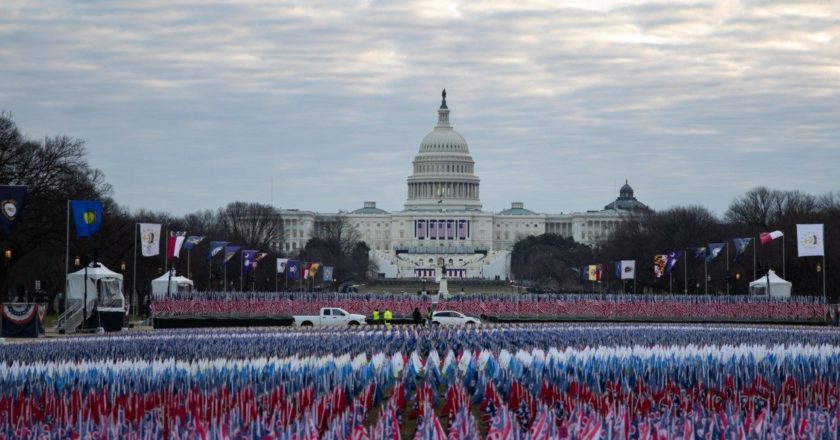 Флаги США перед зданием Конгресса в Вашингтоне. Юки Ивамура / РИА Новости